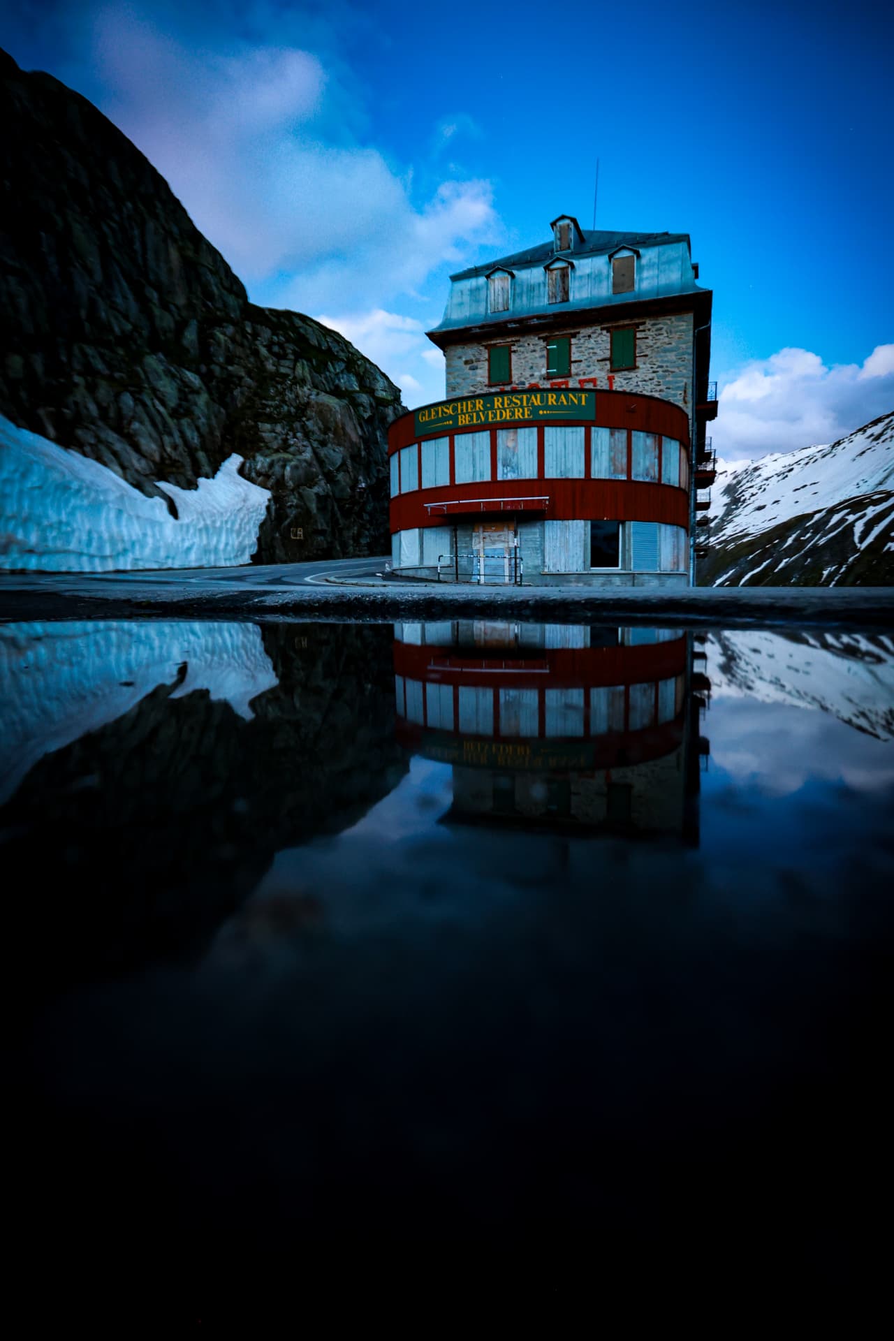 Hotel Belvédère am Rhonegletscher zur blauen Stunde