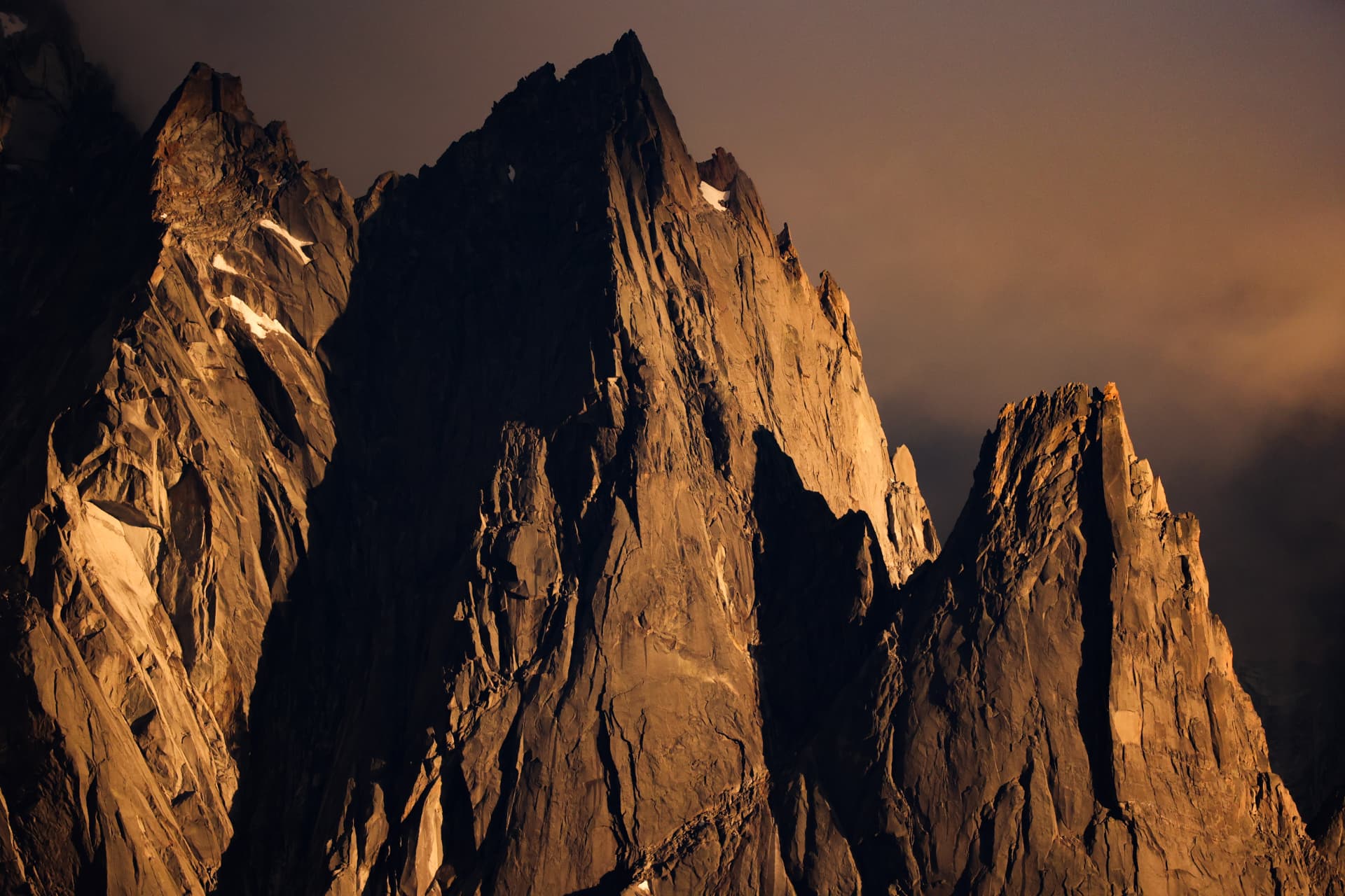Goldene Granittürme der Aiguilles de Chamonix im Abendlicht