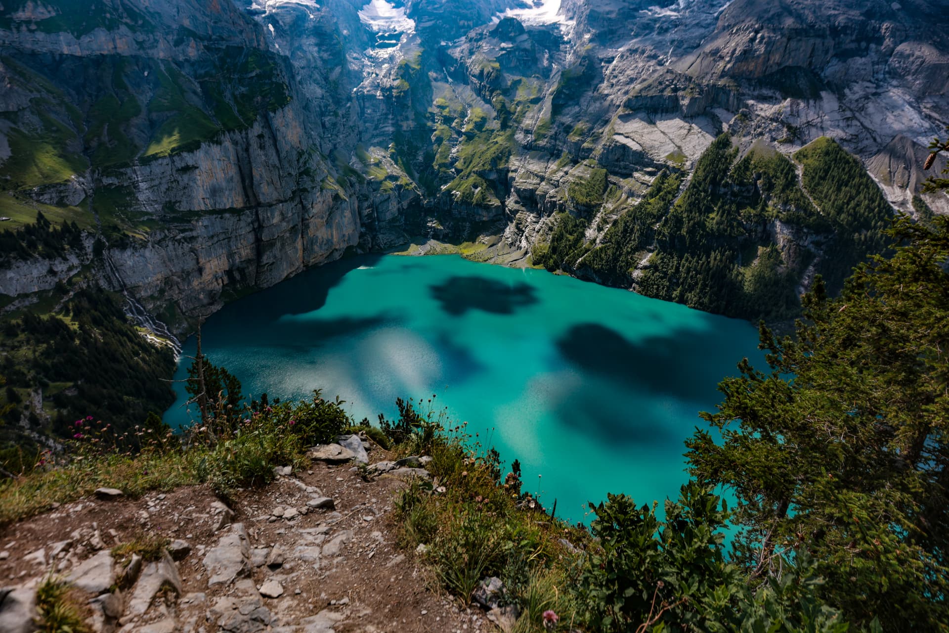 Steile Sicht auf den Oeschinensee vom Felsgrat