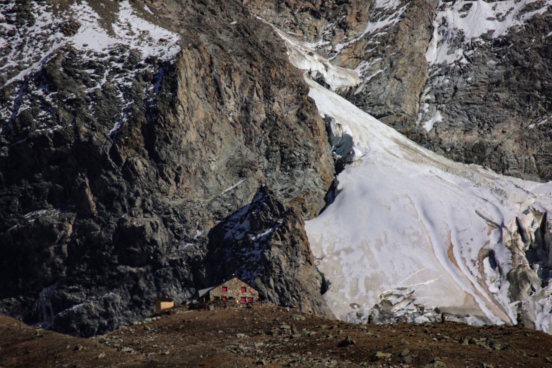 Cabane d'Arpitettaz CAS unter Felswand und Gletscher
