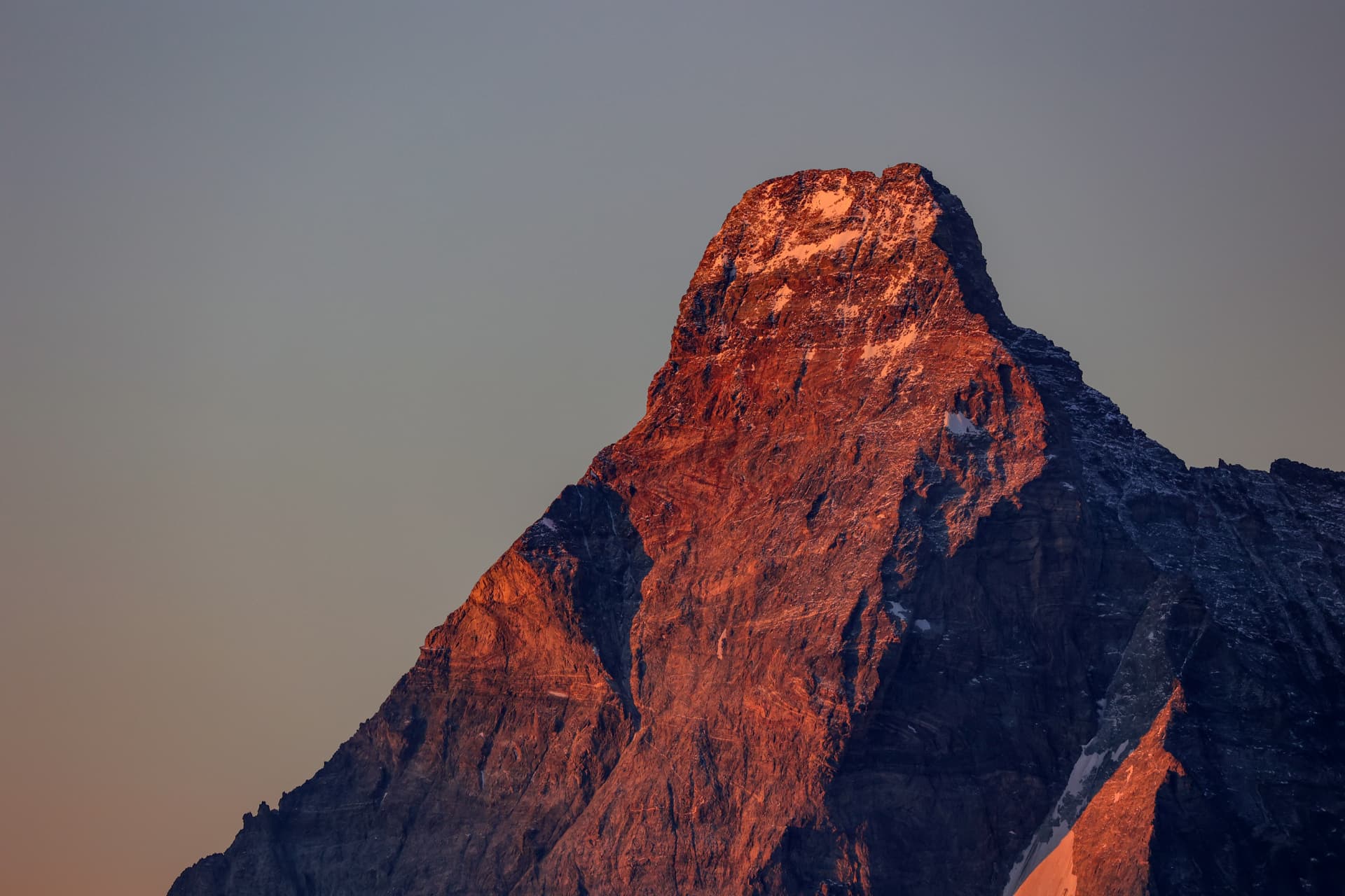 Matterhorn im roten Licht des Sonnenaufgangs