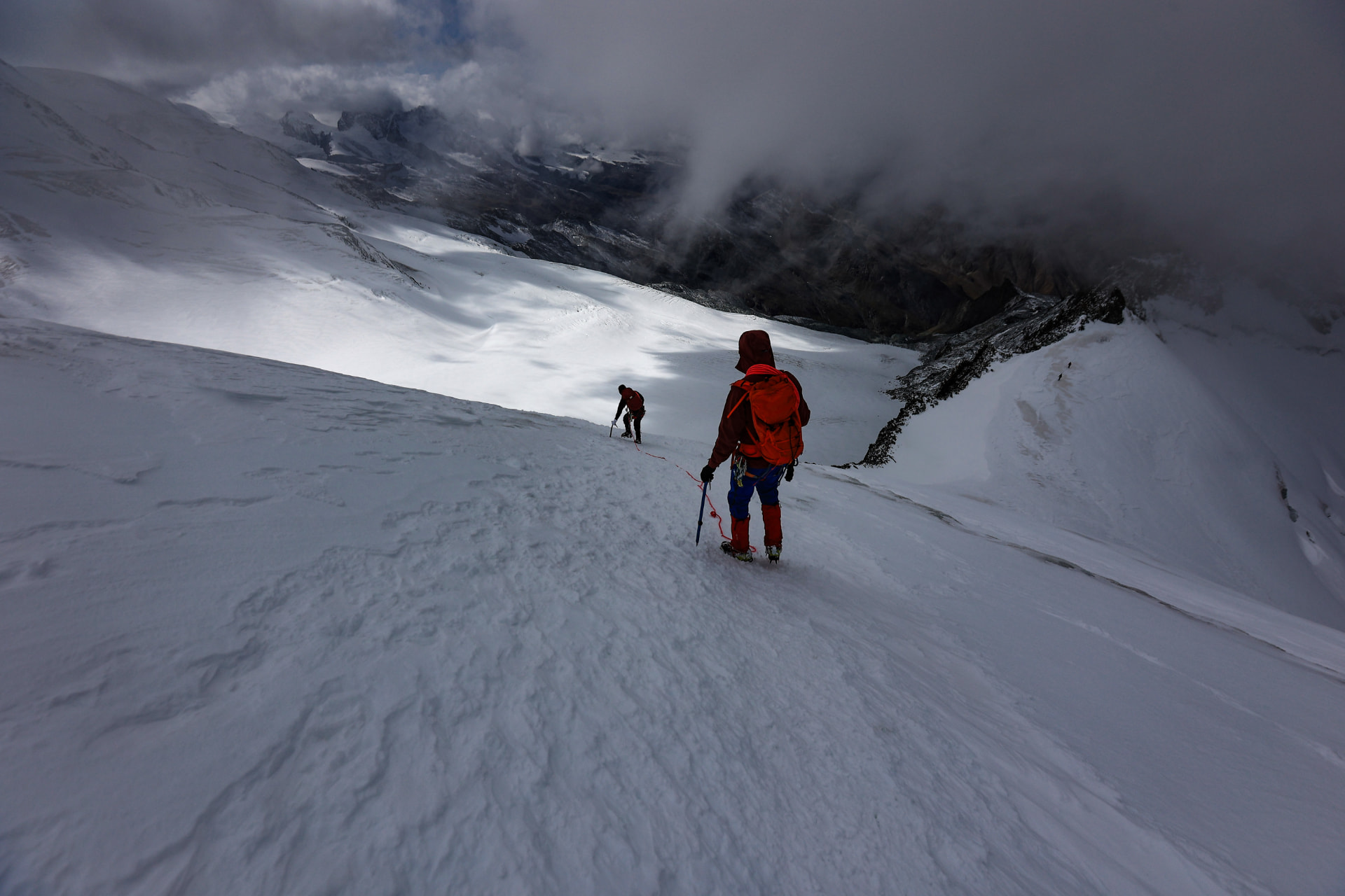 Zwei Bergsteiger am Seil auf dem Feegletscher