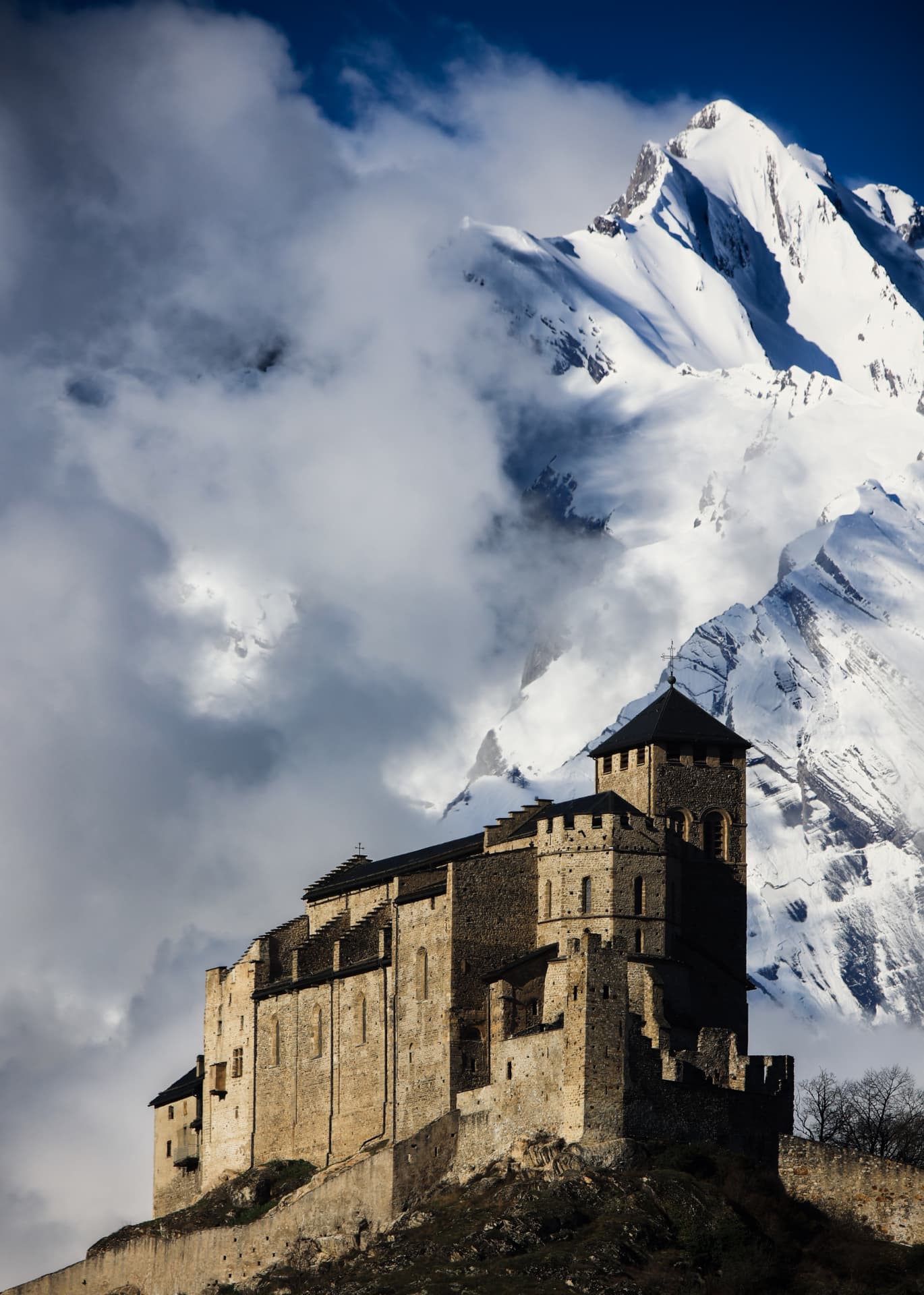 Basilika Valeria unter der mächtigen Schneeflanke des Haut de Cry