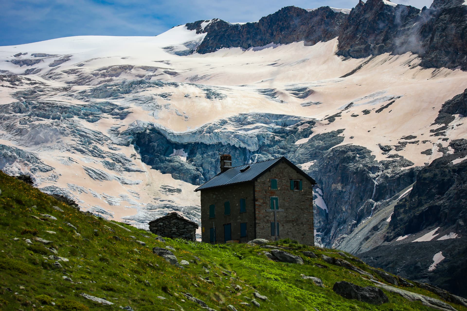 Steinhaus vor Gletscherwand und Seracs