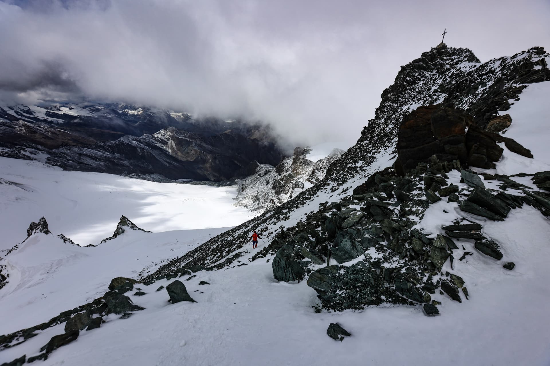 Gipfelkreuz über dem Feegletscher und dem Saastal