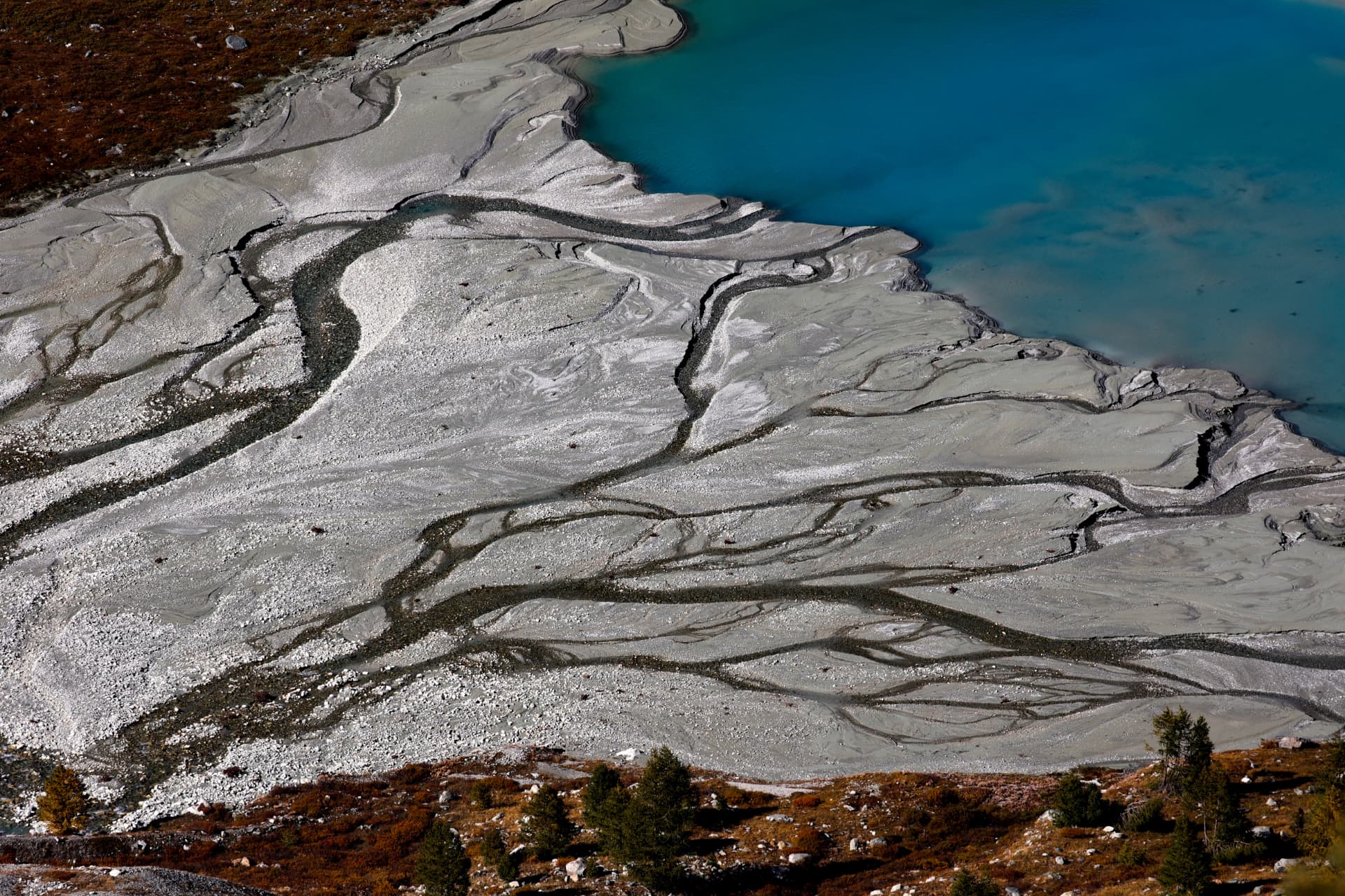 Türkisfarbener Stausee mit verzweigtem Gletscherdelta