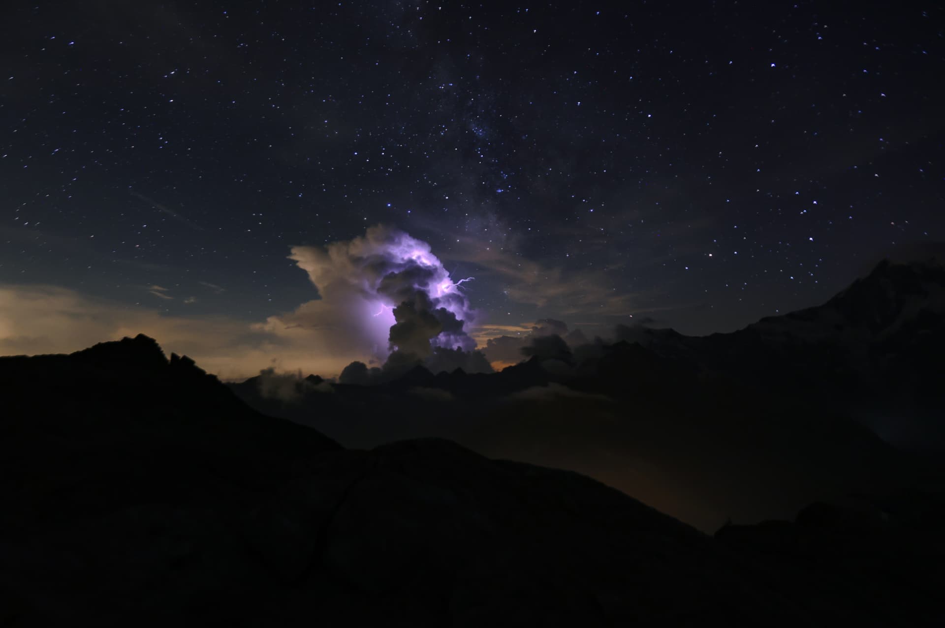 Von Blitzen erleuchtete Gewitterwolke nachts unter dem Monte Moro