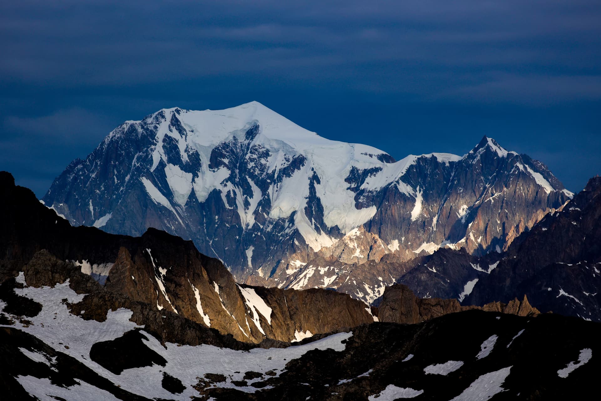 Das Mont-Blanc-Massiv im ersten Licht, gesehen von der Pointe de Drône