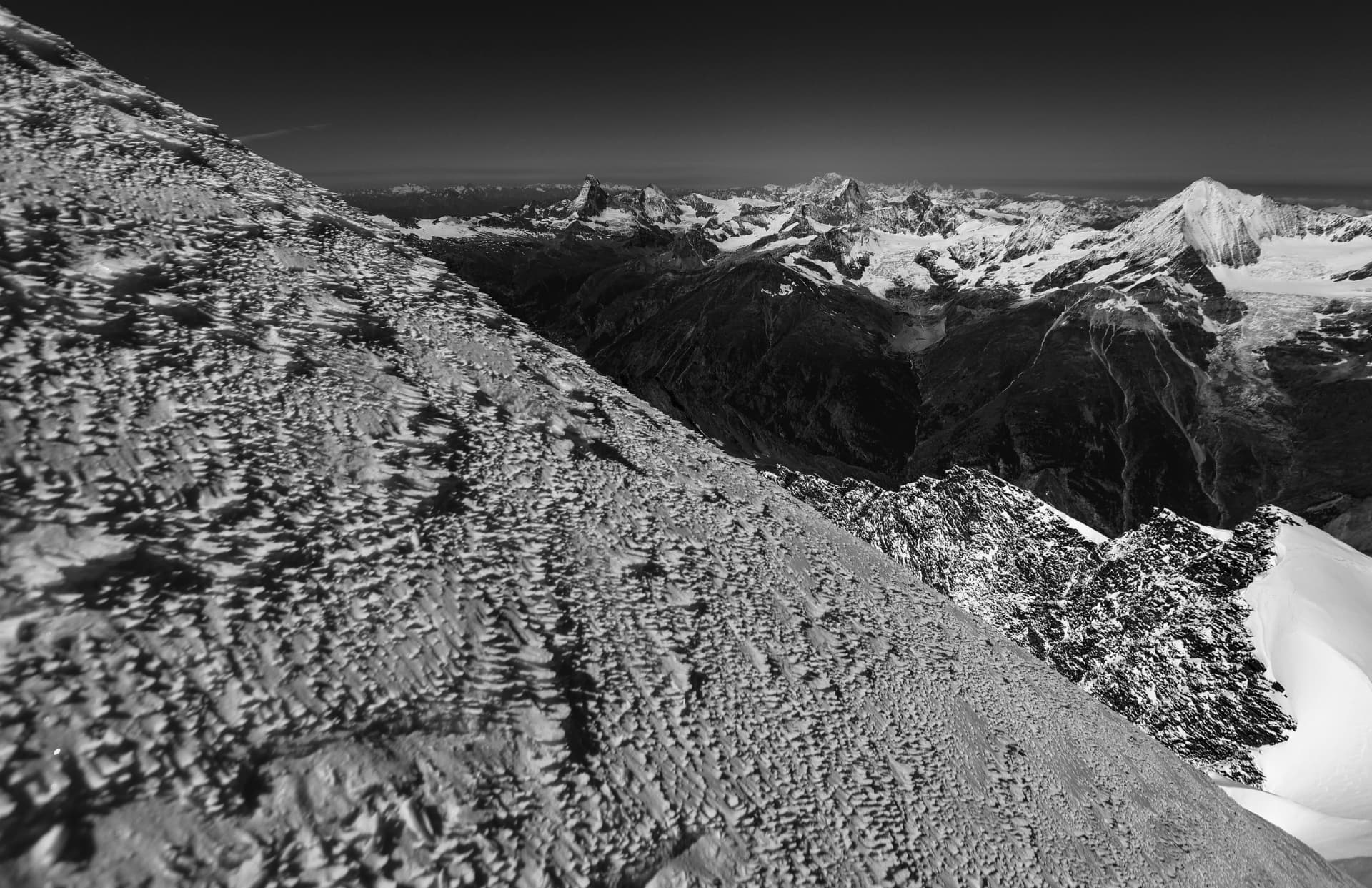 Schwarzweisser Gipfelgrat mit Viertausender-Panorama