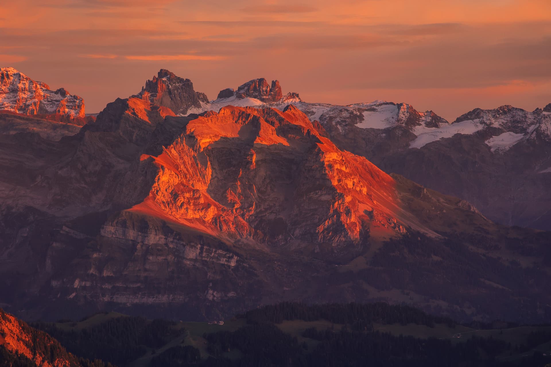 Letztes rotes Licht auf einer Felswand des Massivs