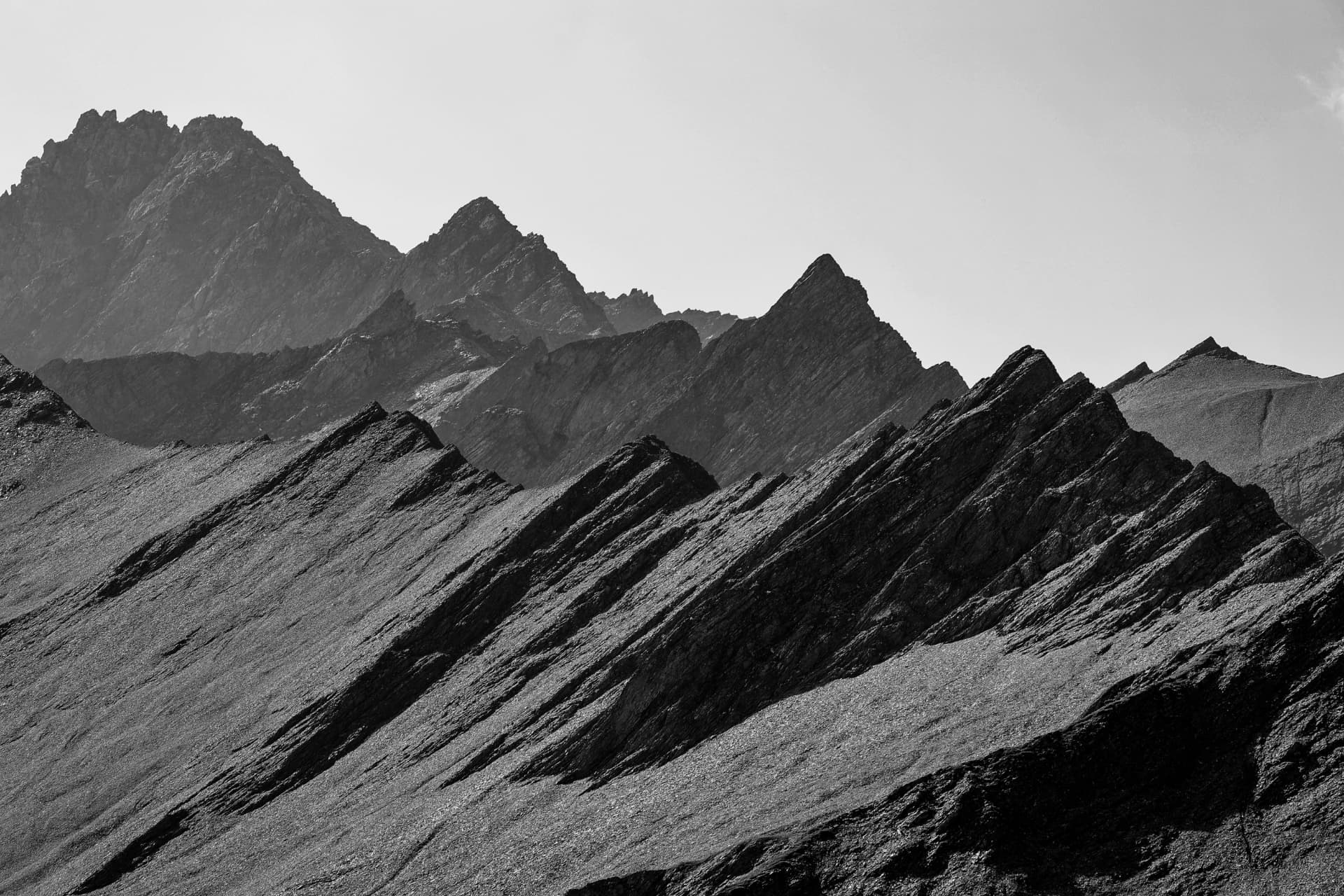 Diagonale Berggrate in Schwarz-Weiß mit Licht und Schatten