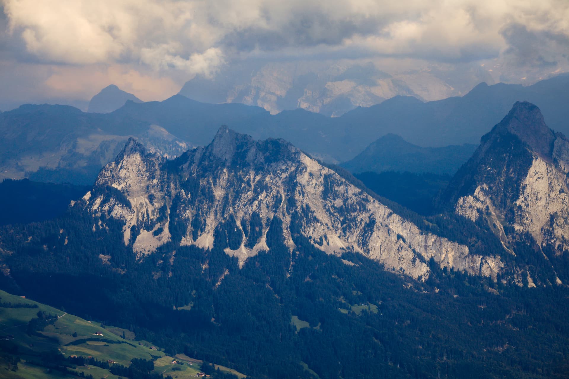 Felsgrate der Mythen in Schichten des Nachmittagslichts